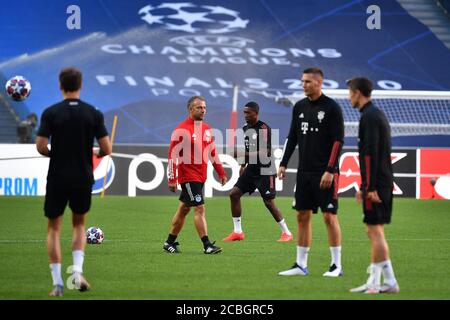 Lissabon, Portugal. 2020. Aug 08. firo Champions League: 13/2020 FC Bayern München Training Hans Dieter Flick (Hansi, Trainer FC Bayern München), David ALABA (FC Bayern München), Abschlusstraining FC Bayern München. FUSSBALL CHAMPIONS LEAGUE SAISON 2019/2020 VIERTELFINALE, FC BARCELONA-FC BAYERN MÜNCHEN FOTO: Frank Hoermann/SVEN SIMON/Pool/via/firosportfoto nur für journalistische Zwecke! Nur für redaktionelle Zwecke! Nationale und internationale Nachrichtenagenturen KEIN WEITERVERKAUF! Quelle: dpa/Alamy Live News Stockfoto