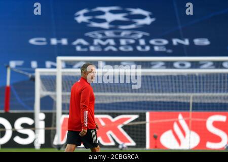 Lissabon, Portugal. 2020. Aug 08. firo Champions League: 13/2020 FC Bayern München Training Hans Dieter Flick (Hansi, Trainer FC Bayern München) vor dem Logo. Abschlusstraining FC Bayern München. FUSSBALL CHAMPIONS LEAGUE SAISON 2019/2020 VIERTELFINALE, FC BARCELONA-FC BAYERN MÜNCHEN FOTO: Frank Hoermann/SVEN SIMON/Pool/via/firosportfoto nur für journalistische Zwecke! Nur für redaktionelle Zwecke! Nationale und internationale Nachrichtenagenturen KEIN WEITERVERKAUF! Quelle: dpa/Alamy Live News Stockfoto