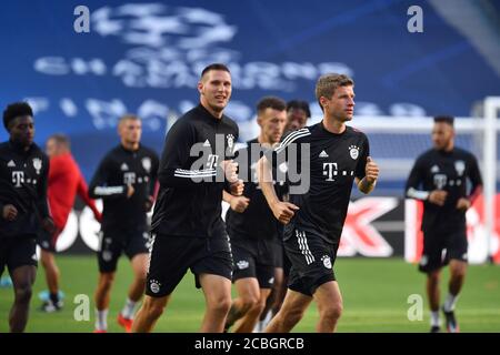 Lissabon, Portugal. 2020. Aug 08. firo Champions League: 13/2020 FC Bayern München Training von rechts: Thomas MÜLLER (FC Bayern München), Niklas SUELE (FC Bayern München), Abschlusstraining FC Bayern München. FUSSBALL CHAMPIONS LEAGUE SAISON 2019/2020 VIERTELFINALE, FC BARCELONA-FC BAYERN MÜNCHEN FOTO: Frank Hoermann/SVEN SIMON/Pool/via/firosportfoto nur für journalistische Zwecke! Nur für redaktionelle Zwecke! Nationale und internationale Nachrichtenagenturen KEIN WEITERVERKAUF! Quelle: dpa/Alamy Live News Stockfoto