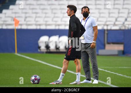 Lissabon, Portugal. 2020. Aug 08. firo Champions League: 13/2020 FC Bayern München Training Robert LEWANDOWSKI (FC Bayern München) mit Hasan SALIHAMIDZIC (Sportdirektor FC Bayern München) Abschlusstraining FC Bayern München. FUSSBALL CHAMPIONS LEAGUE SAISON 2019/2020 VIERTELFINALE, FC BARCELONA-FC BAYERN MÜNCHEN FOTO: Frank Hoermann/SVEN SIMON/Pool/via/firosportfoto nur für journalistische Zwecke! Nur für redaktionelle Zwecke! Nationale und internationale Nachrichtenagenturen KEIN WEITERVERKAUF! Quelle: dpa/Alamy Live News Stockfoto