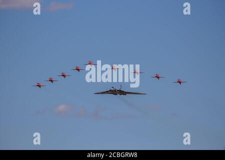 Der Avro Vulcan XH558 wird von den roten Pfeilen begleitet Stockfoto