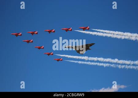 Der Avro Vulcan XH558 wird von den roten Pfeilen begleitet Stockfoto