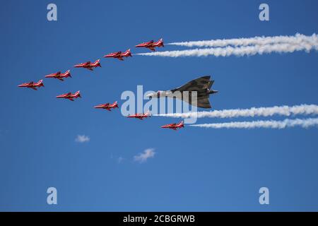 Der Avro Vulcan XH558 wird von den roten Pfeilen begleitet Stockfoto