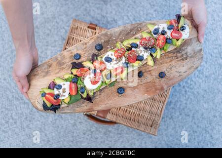 Sommerpicknick mit vegetarischem Baguette aus Avocado, Tomaten und Mozarella-Käse Stockfoto