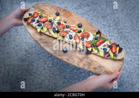 Sommerpicknick mit vegetarischem Baguette aus Avocado, Tomaten und Mozarella-Käse Stockfoto