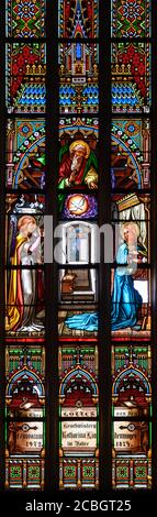 Buntglasfenster mit Darstellung der Verkündigung an die Jungfrau Maria von Erzengel Gabriel. St.-Martin-Kathedrale, Bratislava, Slowakei. 2020/05/20. Stockfoto