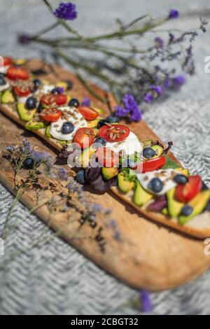 Sommerpicknick mit vegetarischem Baguette aus Avocado, Tomaten und Mozarella-Käse Stockfoto