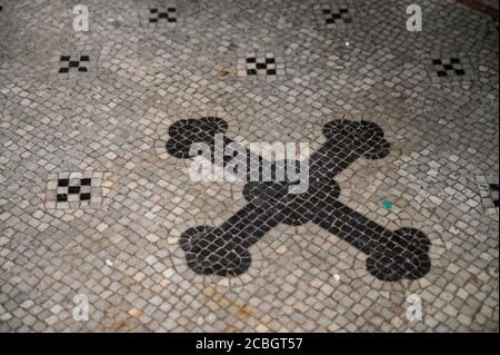 Mosaik eines Kreuzes auf dem Boden in einer Kirche. St.-Martin-Kathedrale in Bratislava, Slowakei. Stockfoto