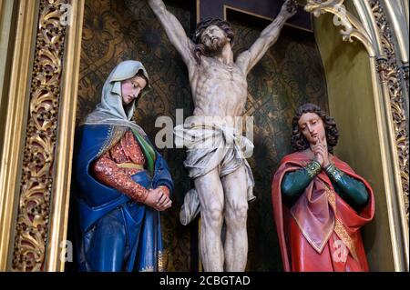 Die Kreuzigung – Skulptur von Jesus Christus am Kreuz mit der Jungfrau Maria und dem heiligen Johannes neben ihm. St.-Martin-Kathedrale in Bratislava, Slowakei. Stockfoto