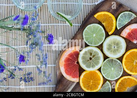 Lavendel- und Zitrusfruchtscheiben bei einem luxuriösen Sommerpicknick Flatlay auf dem Land eingerichtet Stockfoto