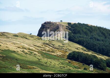 Die Anzahl der Hill Walkers verhandelt Ridge Walk, und dann klettern Lose Hill in Derbyshire und versammeln sich auf dem Gipfel mit Blick auf die Aussicht Stockfoto