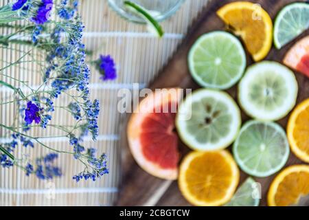 Lavendel- und Zitrusfruchtscheiben bei einem luxuriösen Sommerpicknick Flatlay auf dem Land eingerichtet Stockfoto