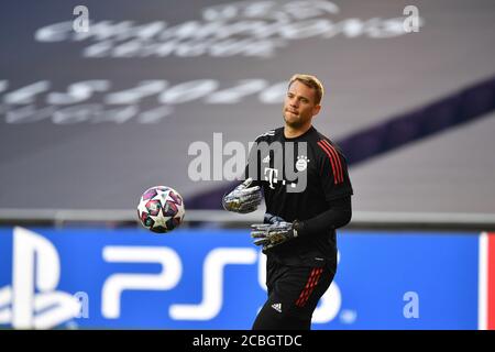 Lissabon, Portugal. 2020. Aug 08. firo Champions League: 13/2020 FC Bayern München Training Manuel NEUER (Torwart FC Bayern München), Wurf, Abschlusstraining FC Bayern München. FUSSBALL CHAMPIONS LEAGUE SAISON 2019/2020 VIERTELFINALE, FC BARCELONA-FC BAYERN MÜNCHEN FOTO: Frank Hoermann/SVEN SIMON/Pool/via/firosportfoto nur für journalistische Zwecke! Nur für redaktionelle Zwecke! Nationale und internationale Nachrichtenagenturen KEIN WEITERVERKAUF! Quelle: dpa/Alamy Live News Stockfoto