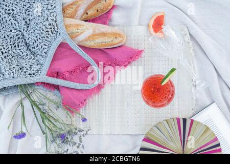 Sommerpicknick Stillleben Lifestyle Shot, von einem Glas Roséwein bei einem Luxus-Wohnung Sommer Picknick eingerichtet Stockfoto