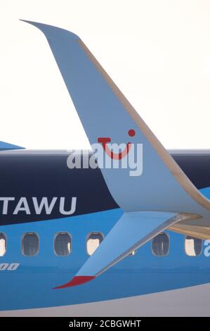 Glasgow, Schottland, Großbritannien. August 2020. Im Bild: Eine TUI Airlines Boeing 737-800 (reg G-TAWU) steht an einem warmen Sommerabend auf dem Asphalt des Flughafens Glasgow leer, wo der Flughafen normalerweise in der verkehrsreichsten Zeit ist. Ein Startkontrast an diesem Abend, da die Jets und Motoren still stehen und TUI Airlines Beiträge verliert in diesem Quartal von £1.8 Milliarden aufgrund der Kunden nicht fliegen und der Coronavirus (COOVID19) Lockdown. Die Kunden planen im nächsten Jahr einen Familienurlaub und Flugreisen. Quelle: Colin Fisher/Alamy Live News Stockfoto