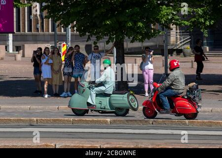 An einem nationalen Skooter-Tag fand in Helsinki, Finnland, eine Rollerparade statt. Oldtimer fuhren durch die Hauptstraßen der finnischen Hauptstadt. Stockfoto