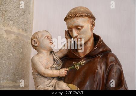 Eine Statue des heiligen Antonius von Padua mit Jesuskind. St.-Martin-Kathedrale in Bratislava, Slowakei. 2020/05/20. Stockfoto