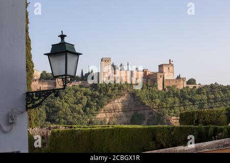 Al Hambra Blick von einem anderen Hügel Granada, Spanien Sommerzeit Abend Stockfoto