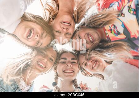 Jugendliche Schulfreunde lächeln vor der Kamera. Diverse Gruppe von sportlich attraktiven Mädchen genießen Zeit zusammen, lächelnde Menschen in Sportswear, glückliche Freunde lo Stockfoto