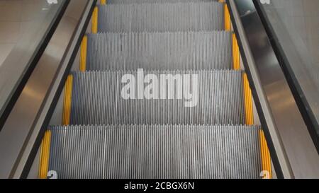 Eine leere Rolltreppe geht aus der Nähe nach unten Stockfoto