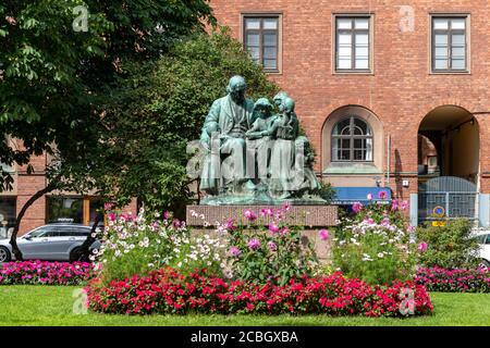 Zachris Topelius war ein finnischer Autor, Dichter, Historiker und Rektor der Universität Helsinki. Seine Statue befindet sich in der angesehenen Gegend der Innenstadt von Helsinki. Stockfoto