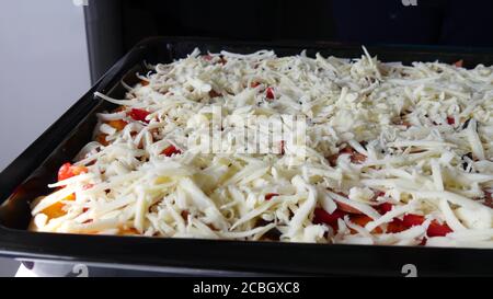 Panning Schuss über ungebackene rohe Pizza auf Pfanne Stockfoto