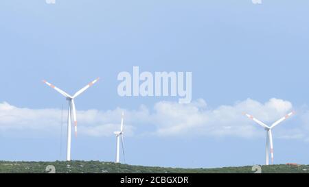 Windturbinen auf schöner Landschaft. Erneuerbare Energieerzeugung für eine grüne ökologische Welt Stockfoto