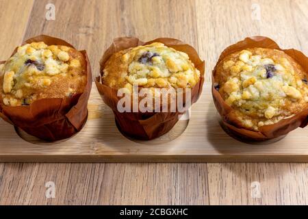 Heidelbeer-Muffins standen auf einem Holztisch Stockfoto