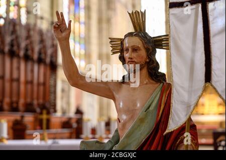 Statue des auferstandenen Jesus Christus während der Osterzeit. St.-Martin-Kathedrale in Bratislava, Slowakei. 2020/05/20. Stockfoto