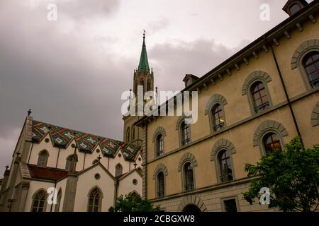 Weitwinkel-Nahaufnahme der Kirche St. Laurenzen, einem berühmten historischen Gebäude in St. Gallen Schweiz. Dies ist eine reformierte Pfarrkirche Stockfoto