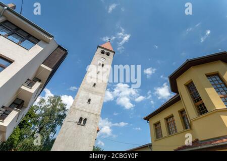 Glockenturm der lutherischen Kirche in Koszeg, Ungarn an einem Sommertag. Stockfoto