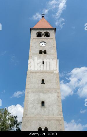 Glockenturm der lutherischen Kirche in Koszeg, Ungarn an einem Sommertag. Stockfoto