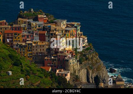 Nahaufnahme einer malerischen und isolierten Stadt in Cinque Terre, die auf einer felsigen Oberfläche am Fuße der steilen Klippen und am Meer liegt. Hou Stockfoto