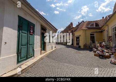 Alte Gebäude auf den Straßen von Koszeg, Ungarn an einem Sommertag. Stockfoto