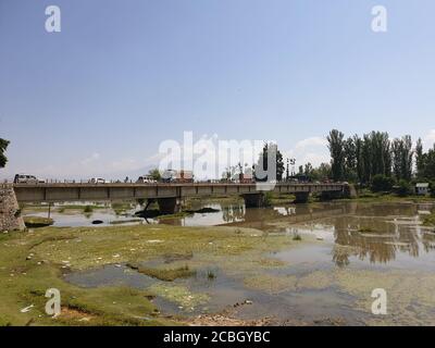 Brücke ist der gemeinsame Name für Brücken in Jammu und Kaschmir gebaut. Eine Struktur, die über einen Fluss, Straße oder Eisenbahn gebaut wird, um Menschen und V zu ermöglichen Stockfoto