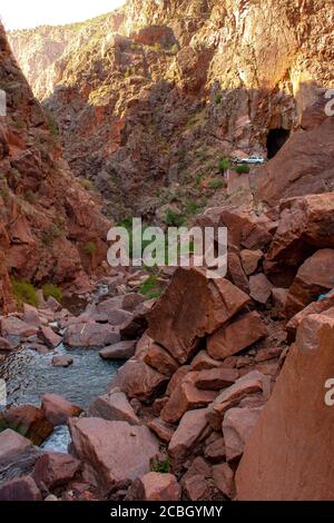 Gilman Tunnels in Jemez Springs, New Mexico in einer roten Felsenschlucht mit kleinem Fluss Stockfoto