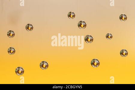 Makroaufnahme von kleinen Blasen auf dem Glas. Stockfoto