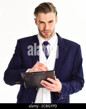 Geschäftsmann mit jungem Aussehen und klassischem Outfit hält Pad und Stift. Mann in Anzug oder Geschäftsmann mit ernsten Gesichtszeichen Dokument von Stift auf weißem Hintergrund. Geschäftsdokumente Konzept. Stockfoto