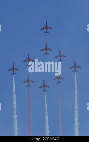 Das weltberühmte Kunstflugteam Red Arrows hat heute eine unglaubliche Ausstellung über Anglesey gezeigt. Das Team führte eine Trainingsprobe über dem RAF-Tal in Anglesey durch, bevor es an diesem Wochenende eine Reihe von Vorbeifahren für die Dienste des Victory in Japan Day gab. Kredit Ian Fairbrother/Alamy Stock Photos Stockfoto