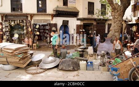 Ausgestellte Metallarbeiten Linie Place Seffarine Square in Fez, Marokko bekannt für seine Kupferschmiede und Metallarbeiter. Dieser Souk ist einer der vielen Spezialgebiete in der Altstadt von Fez, auch bekannt als die Medina von Fez. Stockfoto