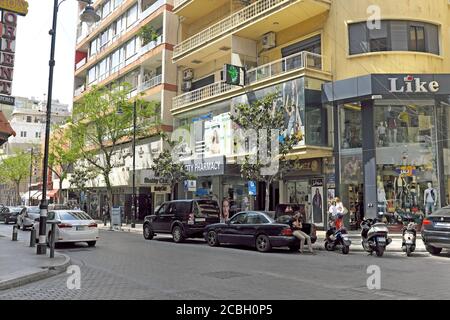 Die Hamra Street im Stadtteil Hamra in Beirut, Libanon, ist ein beliebter Ort zum Leben, Arbeiten und zur Schule gehen. Stockfoto