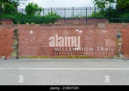 Seacombe, UK: 23. Jun 2020:EINE rote Ziegelwand enthält ein Planogramm des Millennium Trail Stockfoto