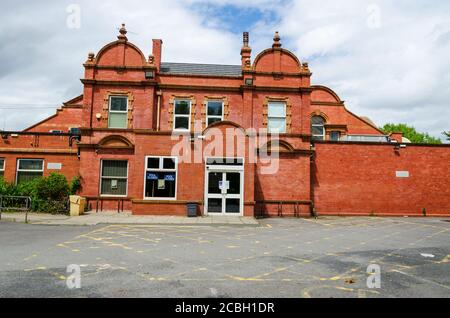 Wallasey, Großbritannien: Jun 23, 2020: Das Guinea Gap Leisure Centre beherbergt 2 Schwimmbäder sowie verschiedene andere Freizeit- und Fitnesseinrichtungen. Stockfoto