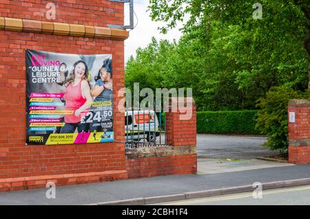 Wallasey, Großbritannien: Jun 23, 2020: Das Guinea Gap Leisure Centre beherbergt 2 Schwimmbäder sowie verschiedene andere Freizeit- und Fitnesseinrichtungen. Stockfoto