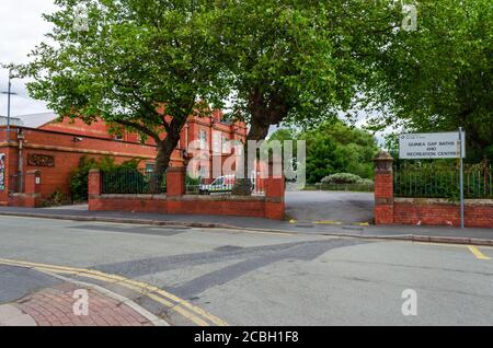 Wallasey, Großbritannien: Jun 23, 2020: Das Guinea Gap Leisure Centre beherbergt 2 Schwimmbäder sowie verschiedene andere Freizeit- und Fitnesseinrichtungen. Stockfoto