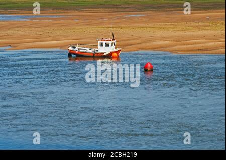 Boote entlang der Sandbänke, die bei Ebbe bei Wells next the Sea, Norfolk, erstellt wurden Stockfoto