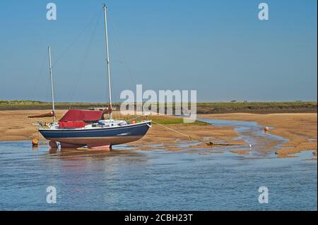 Boote entlang der Sandbänke, die bei Ebbe bei Wells next the Sea, Norfolk, erstellt wurden Stockfoto