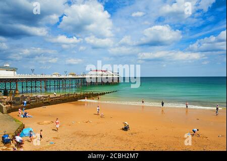 Cromer Strand und Pier an einem Sommertag Stockfoto