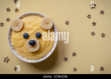 Kinderfrühstück, Haferbrei mit Früchten und Beeren Stockfoto