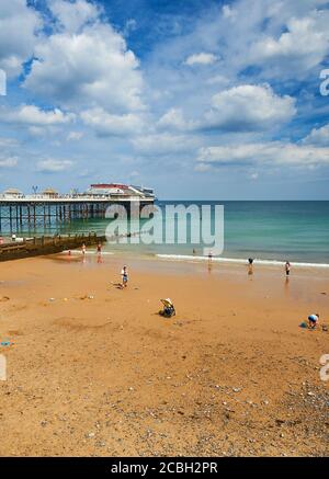 Cromer Strand und Pier an einem Sommertag Stockfoto